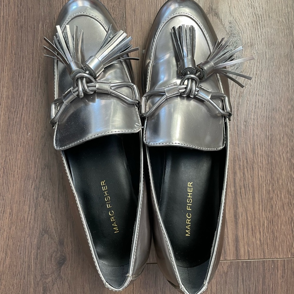 MARC FISHER. SIZE 9. SILVER METALLIC LOAFERS!